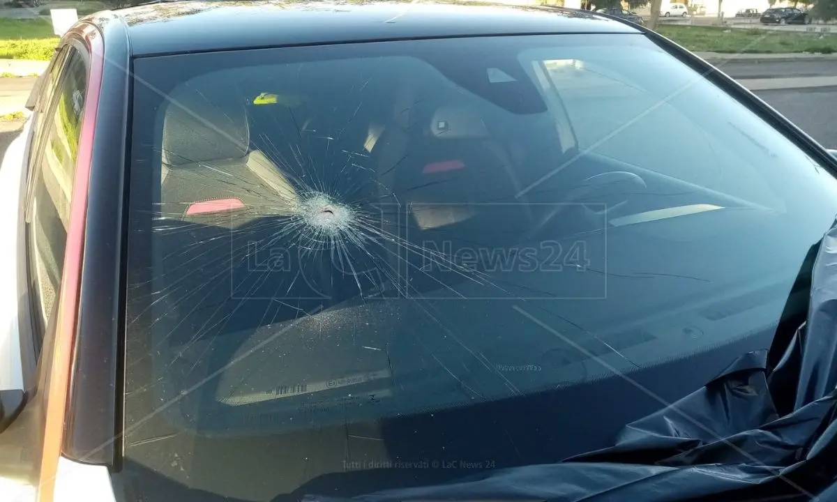 Corigliano Rossano, vandalizzata l’auto di un responsabile della raccolta dei rifiuti: ruote squarciate e vetri infranti