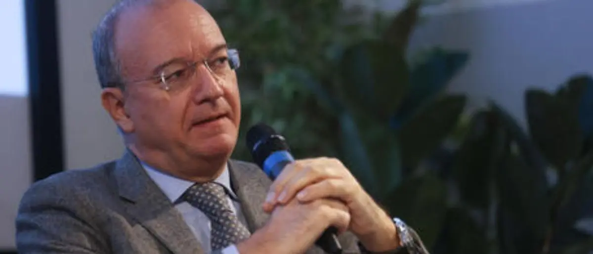 Scuola, il ministro all’Istruzione Valditara: «Via i cellulari dalle classi nelle ore di lezione»