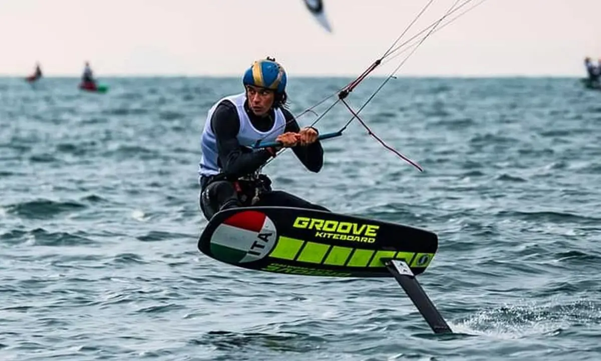 Kite foil, l’atleta Ferrone del Circolo velico Santa Venere conquista il titolo di campione italiano