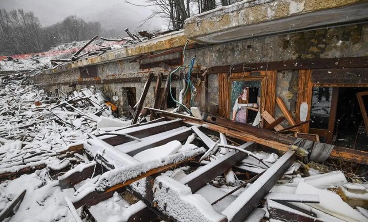 «L’hotel doveva essere chiuso e la strada sgomberata»: chieste condanne per oltre 150 anni