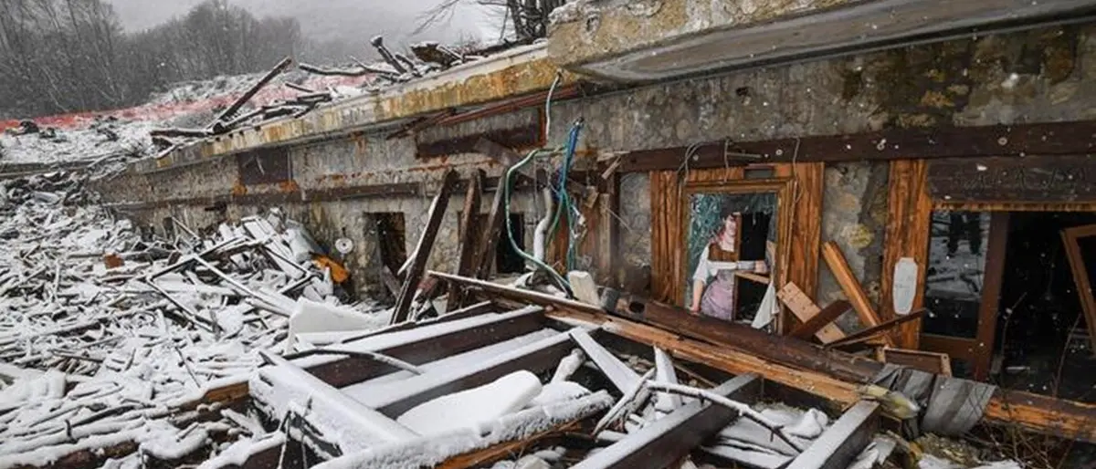 «L’hotel doveva essere chiuso e la strada sgomberata»: chieste condanne per oltre 150 anni