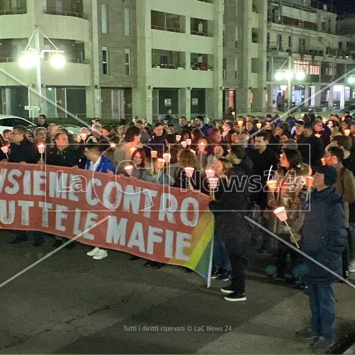 A Rende trecento in corteo per urlare: «Fuori la mafia dalle istituzioni»