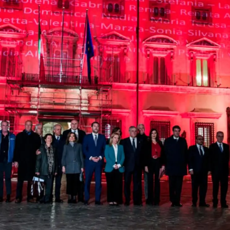 Femminicidi, in Italia 104 donne uccise nel 2022. Palazzo Chigi si illumina di rosso con i nomi delle vittime