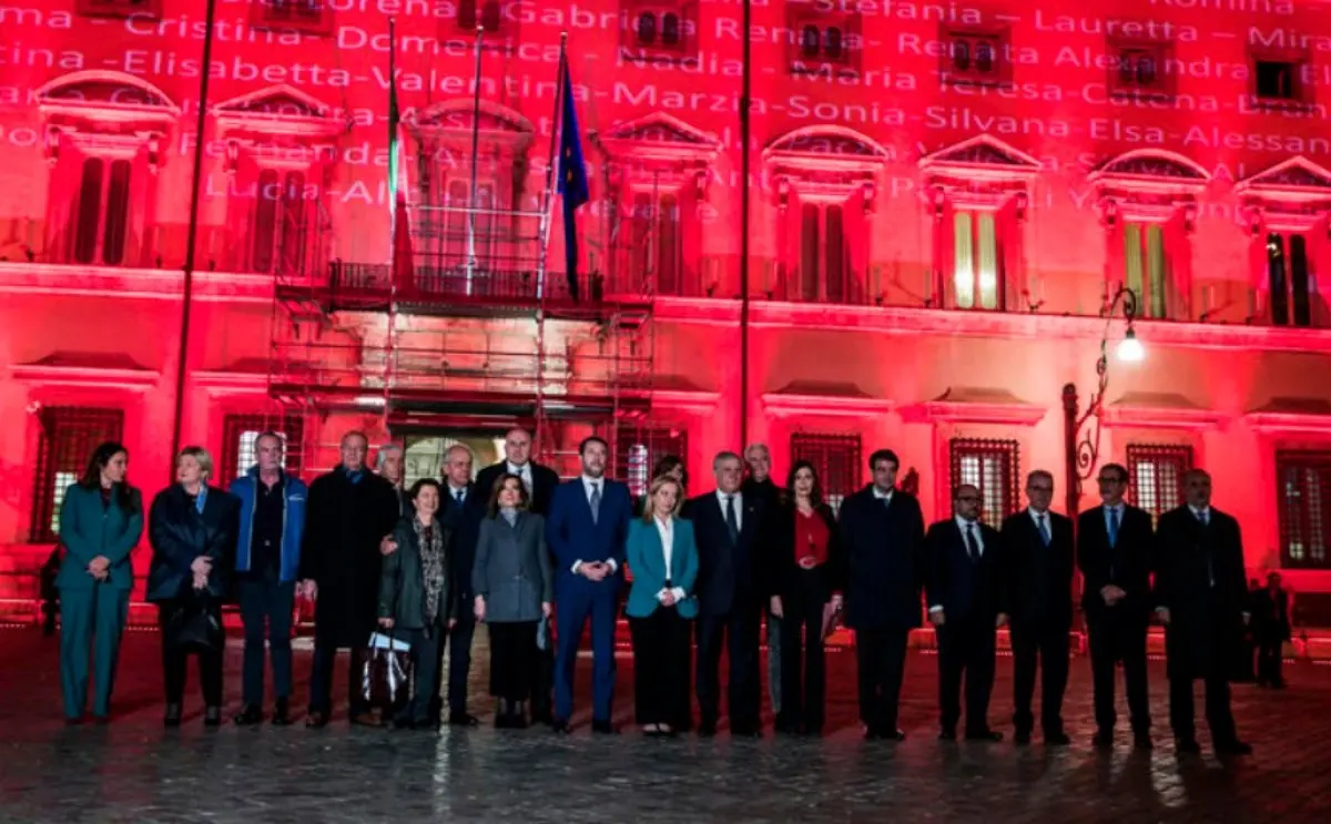 Femminicidi, in Italia 104 donne uccise nel 2022. Palazzo Chigi si illumina di rosso con i nomi delle vittime