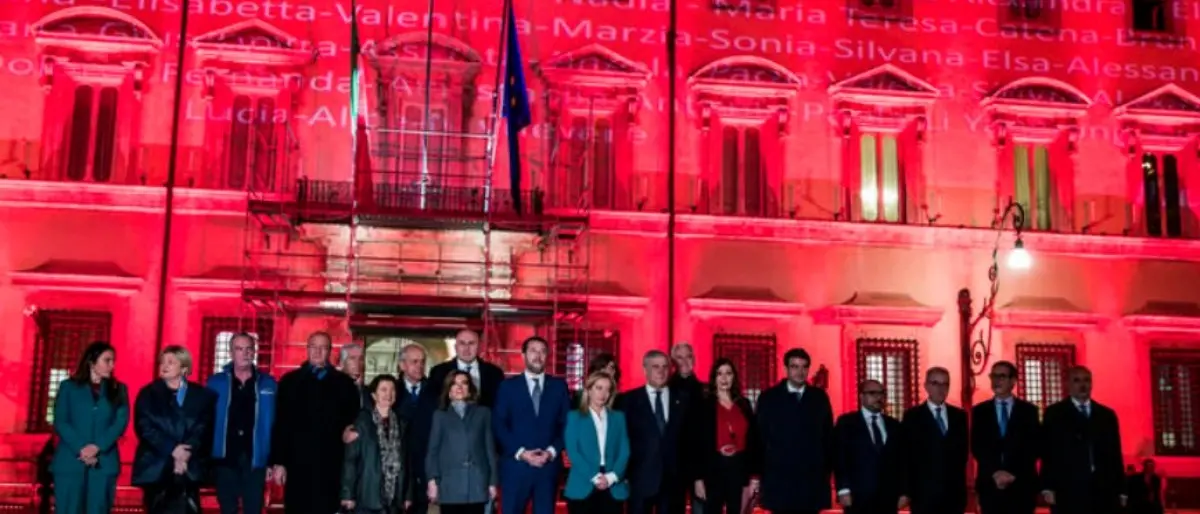 Femminicidi, in Italia 104 donne uccise nel 2022. Palazzo Chigi si illumina di rosso con i nomi delle vittime