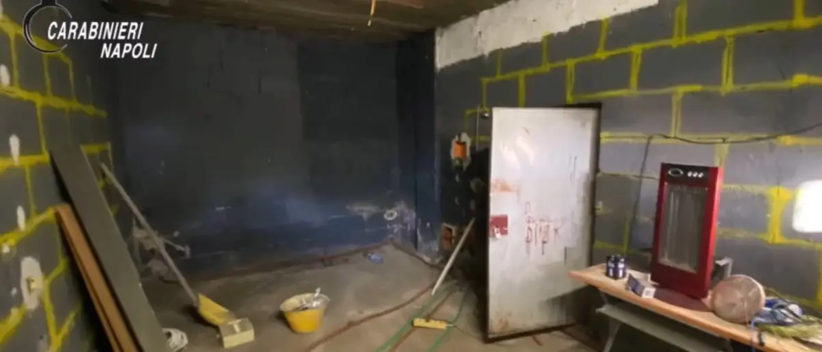 Bunker per nascondere latitanti e droga scoperti nel Napoletano