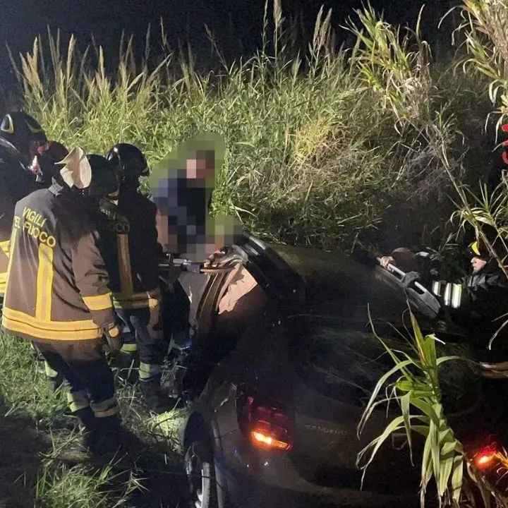 Incidente a Squillace, auto sbanda e finisce in un fossato adiacente alla strada: feriti 2 donne e un bambino