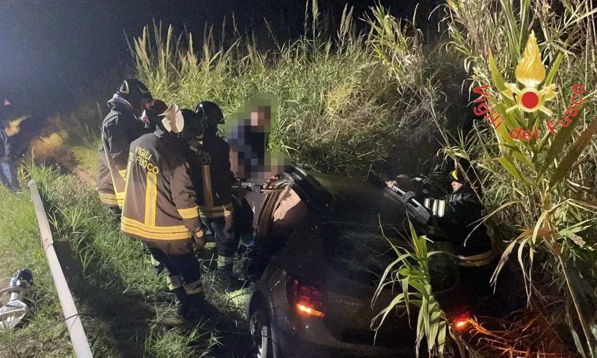 Incidente a Squillace, auto sbanda e finisce in un fossato adiacente alla strada: feriti 2 donne e un bambino