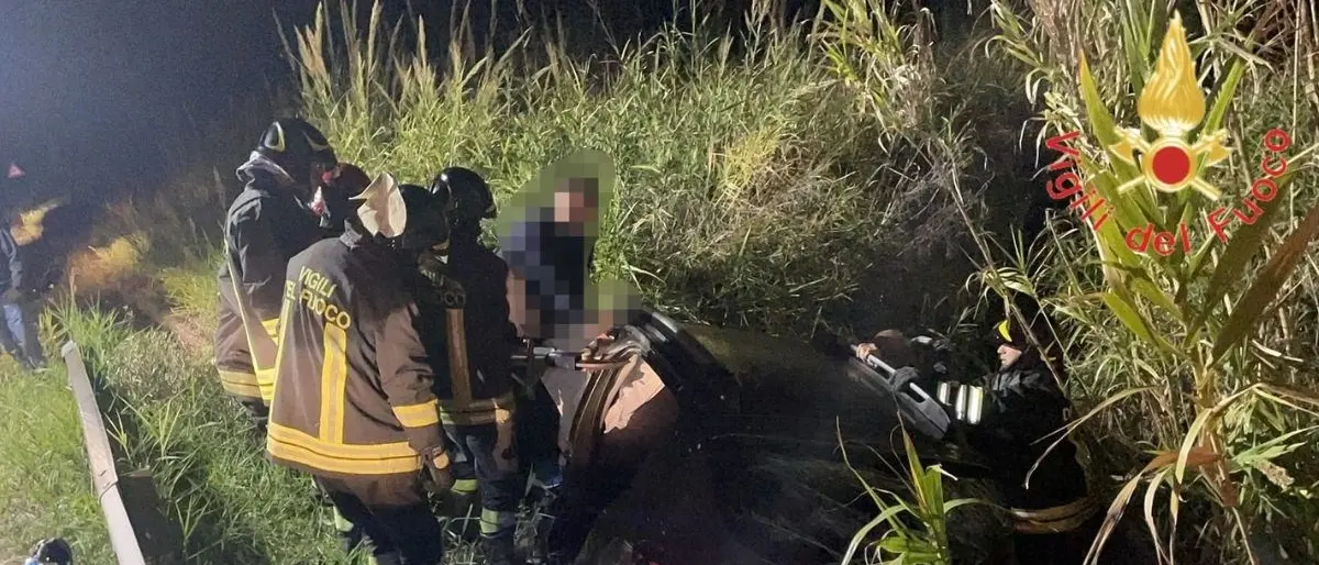 Incidente a Squillace, auto sbanda e finisce in un fossato adiacente alla strada: feriti 2 donne e un bambino