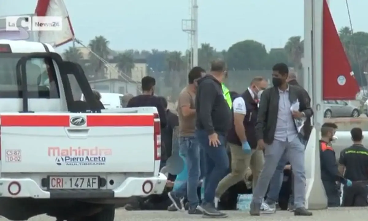 Migranti, la commissione Ue: «Basta Far west, anche sulle operazioni delle Ong serve ordine»