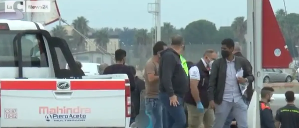 Migranti, la commissione Ue: «Basta Far west, anche sulle operazioni delle Ong serve ordine»