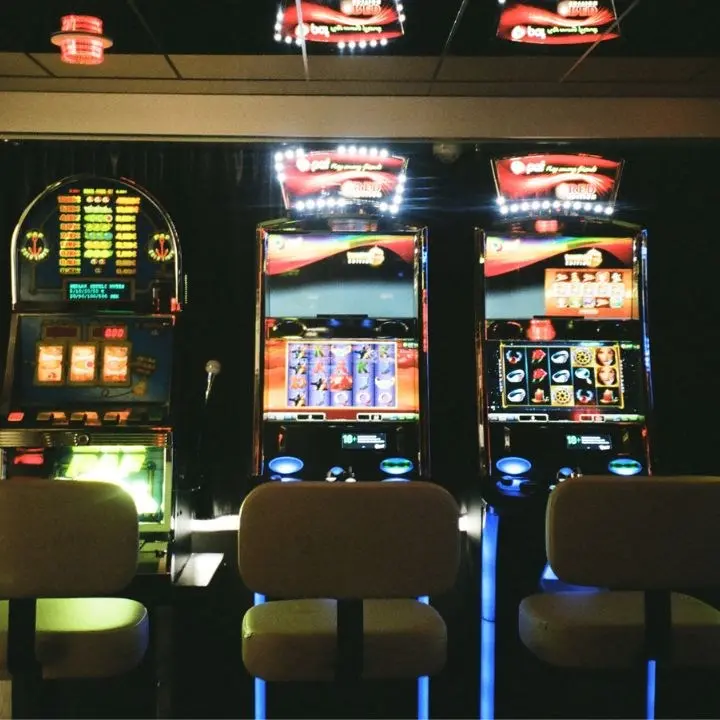 Slot machine sempre accese e sale giochi vicine alle scuole, associazioni ai consiglieri regionali: «Ripensateci»