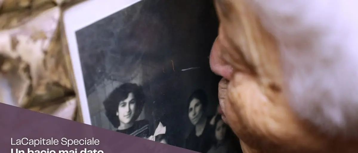 «È la storia che ha chiamato me». Saverio Caracciolo regista del docufilm “Un bacio mai dato“: questa sera su LaC Tv