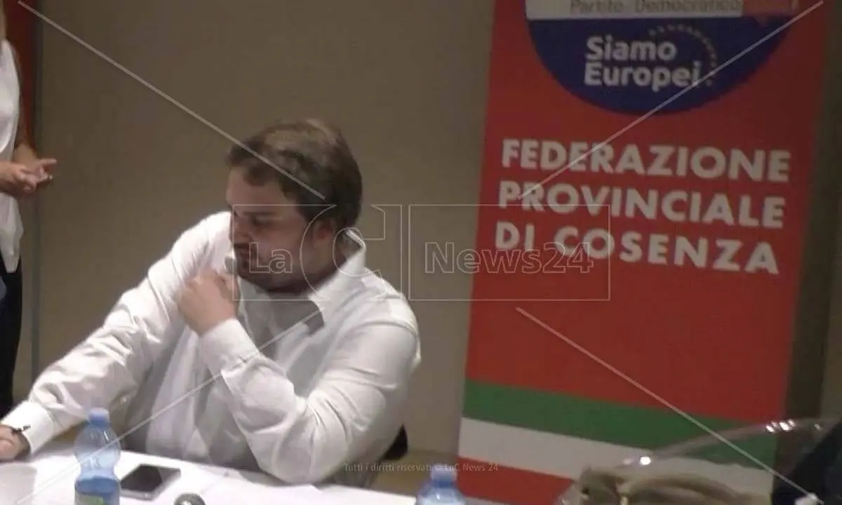 Il Pd di Cosenza senza un euro: «Un’onta se costretti a licenziare il personale». E chiede aiuto agli eletti