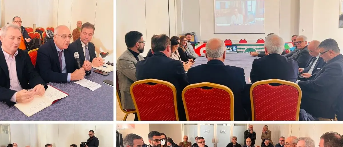 La mobilitazione dei sindacati snobbata dai parlamentari: si presenta solo Irto