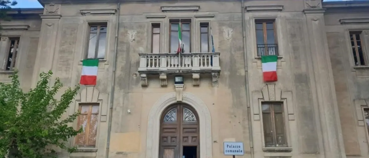 Raid notturno in un Comune del Reggino, rubato e poi distrutto un autobus: danni per 60mila euro