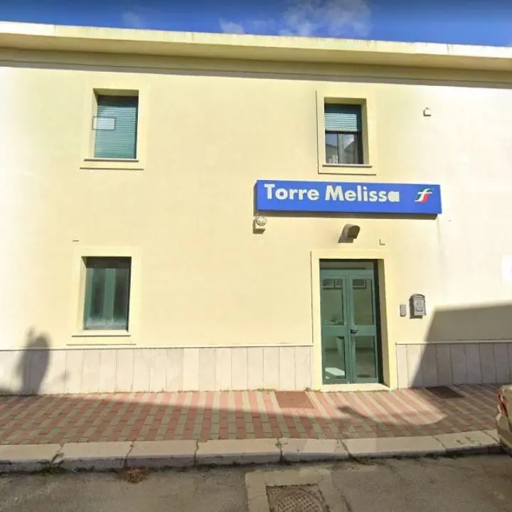 Cambiano orari dei treni regionali e scompare la fermata di Torre Melissa: i pendolari scrivono a Fs e Regione