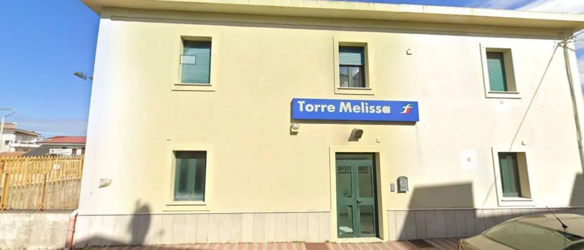 Cambiano orari dei treni regionali e scompare la fermata di Torre Melissa: i pendolari scrivono a Fs e Regione