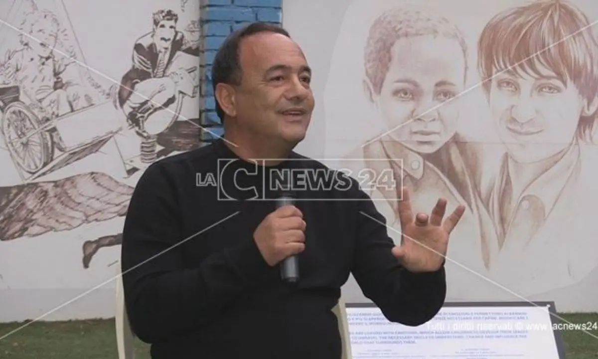 Migranti, Mimmo Lucano: «Il processo? Accetterò il verdetto a testa alta. Non mi pento di niente»