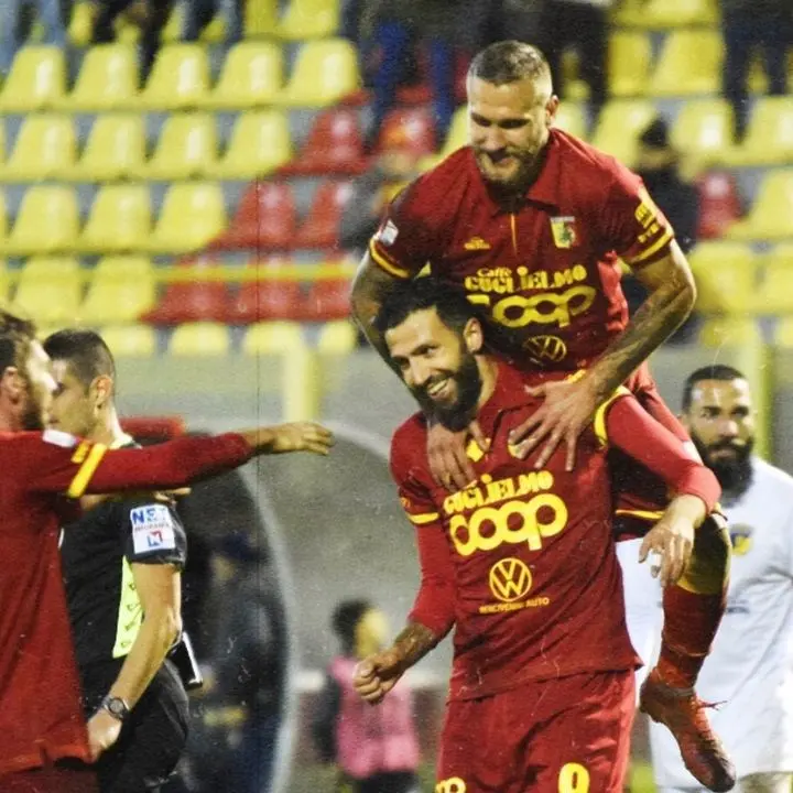 Il Catanzaro travolge anche il Giugliano, i giallorossi vincono per la 14esima volta in stagione: finale 3 a 0
