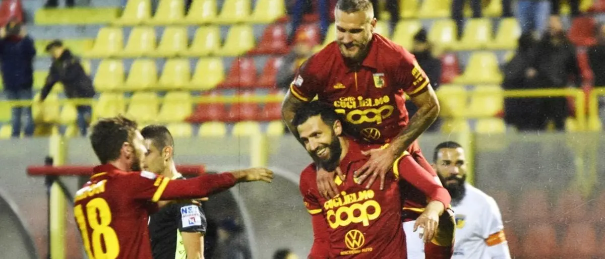 Il Catanzaro travolge anche il Giugliano, i giallorossi vincono per la 14esima volta in stagione: finale 3 a 0