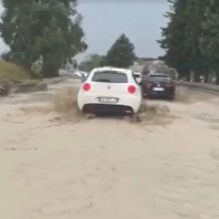 Maltempo, una frana provoca il cedimento di un tratto di strada: scuole chiuse a Roseto Capo Spulico