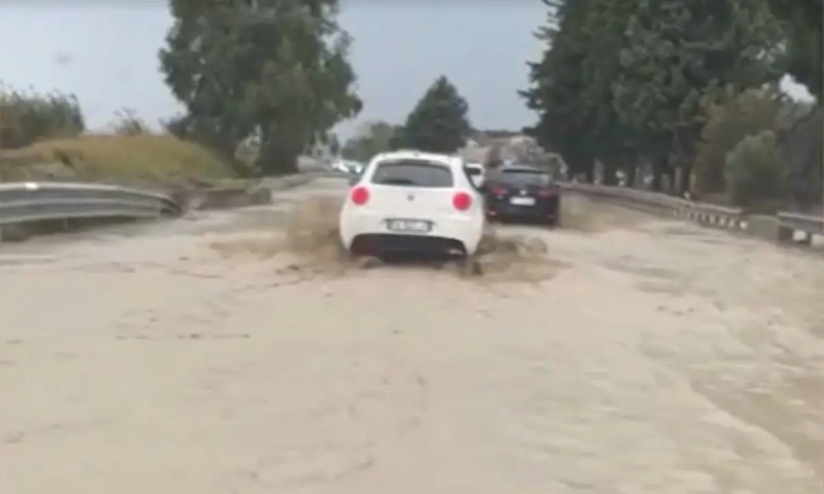 Maltempo, una frana provoca il cedimento di un tratto di strada: scuole chiuse a Roseto Capo Spulico