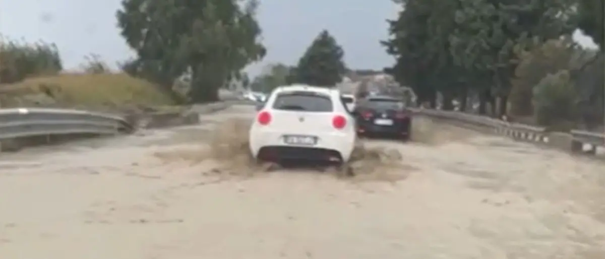 Maltempo, una frana provoca il cedimento di un tratto di strada: scuole chiuse a Roseto Capo Spulico