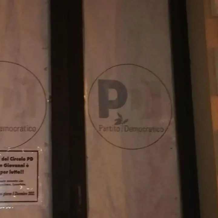Pd Calabria, la federazione sospende il congresso e il circolo affigge un manifesto funebre sulla porta