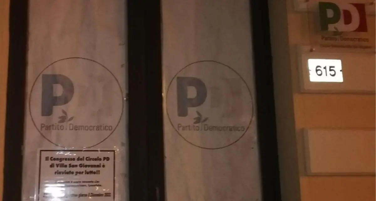 Pd Calabria, la federazione sospende il congresso e il circolo affigge un manifesto funebre sulla porta