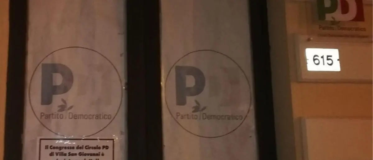 Pd Calabria, la federazione sospende il congresso e il circolo affigge un manifesto funebre sulla porta