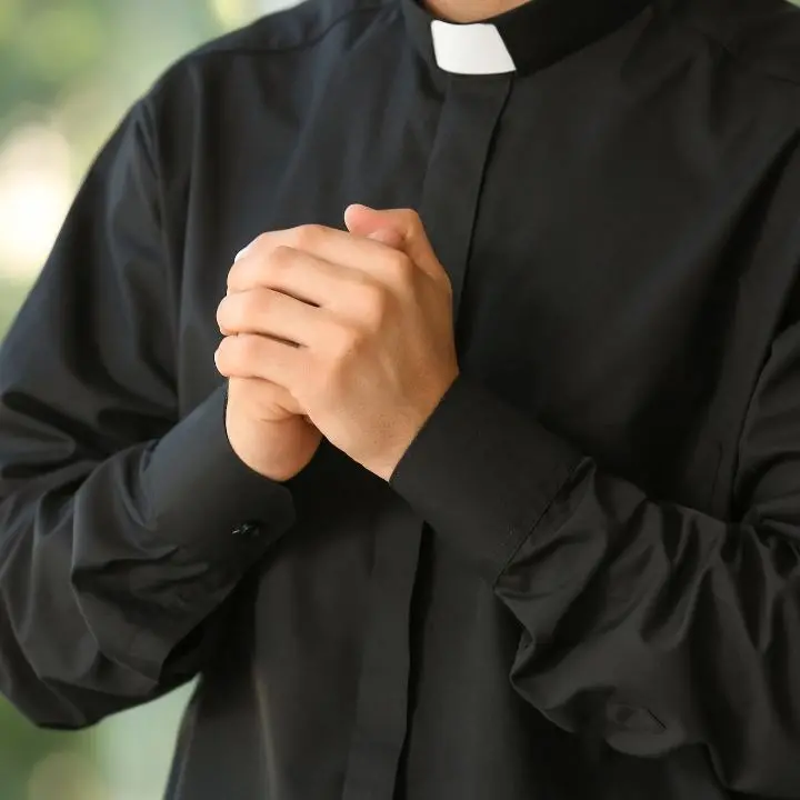 Si traveste da prete per rubare le offerte di una chiesa del centro storico di Crotone: arrestato 27enne