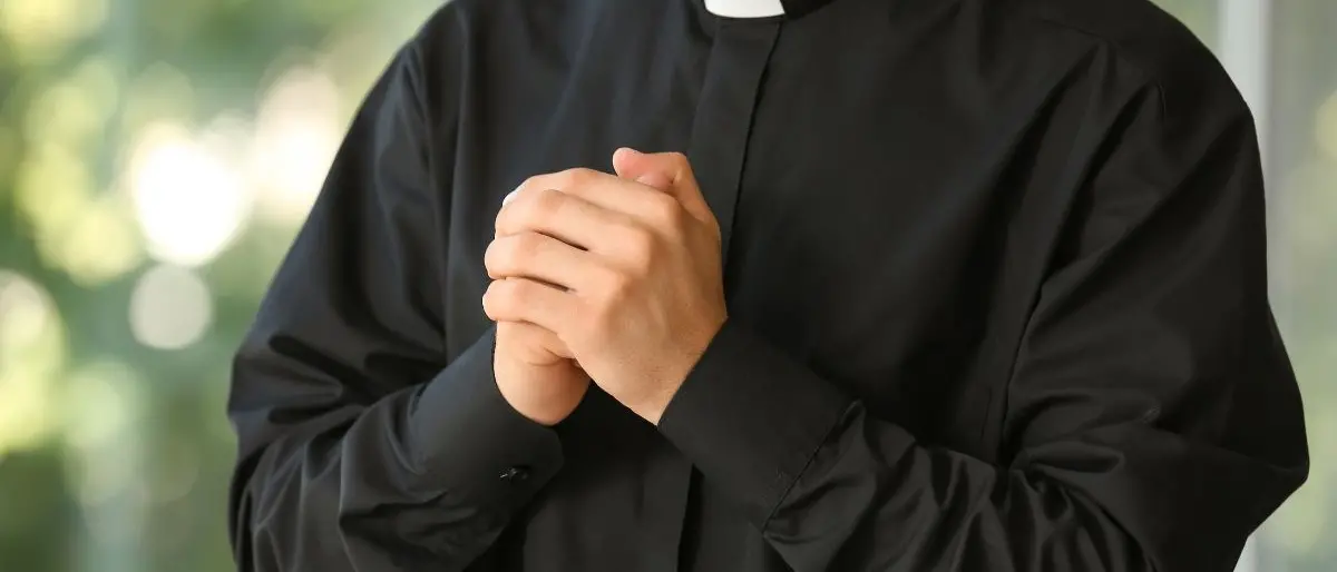 Si traveste da prete per rubare le offerte di una chiesa del centro storico di Crotone: arrestato 27enne