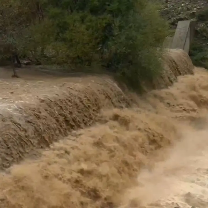 Maltempo, la pioggia causa l’esondazione di un fiume nel Cosentino: acquedotto danneggiato