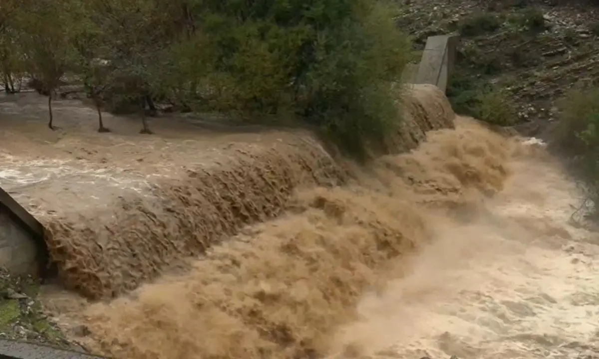 Maltempo, la pioggia causa l’esondazione di un fiume nel Cosentino: acquedotto danneggiato