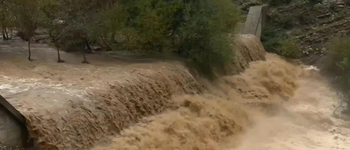 Maltempo, la pioggia causa l’esondazione di un fiume nel Cosentino: acquedotto danneggiato
