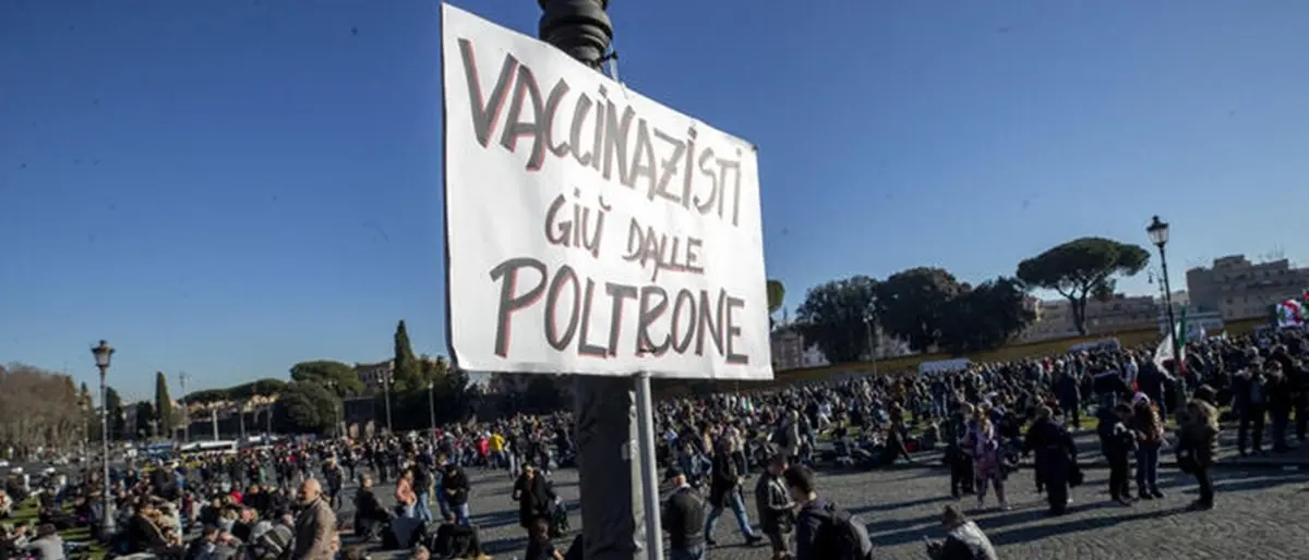 La Corte Costituzionale boccia i ricorsi no vax: valido l’obbligo del vaccino per sanitari, insegnanti e over 50