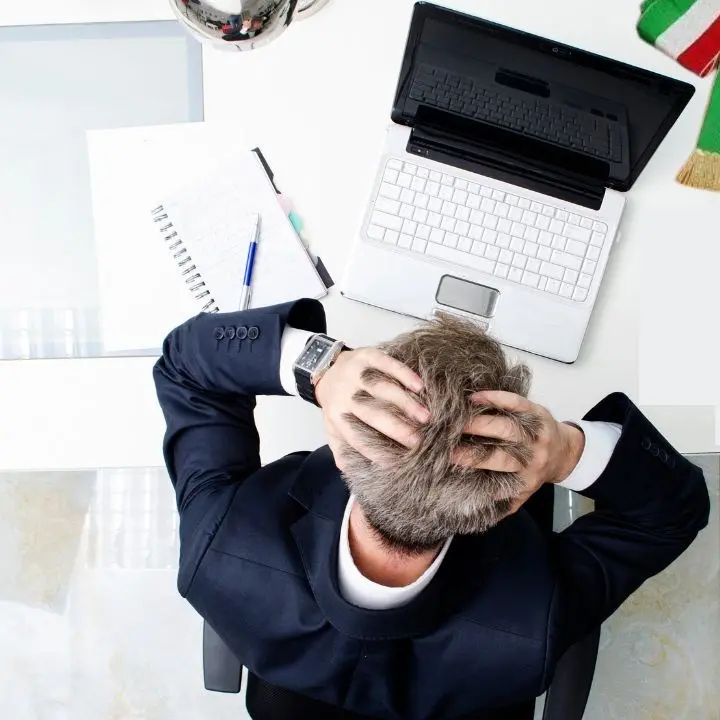 Le bollette possono mandare in dissesto i Comuni calabresi: la corrente non viene staccata ma poi costa il 50% in più