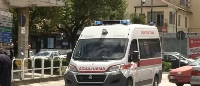 Incidente sul lavoro nel Vibonese, cede il sottotetto e precipita per 5 metri: uomo in gravi condizioni