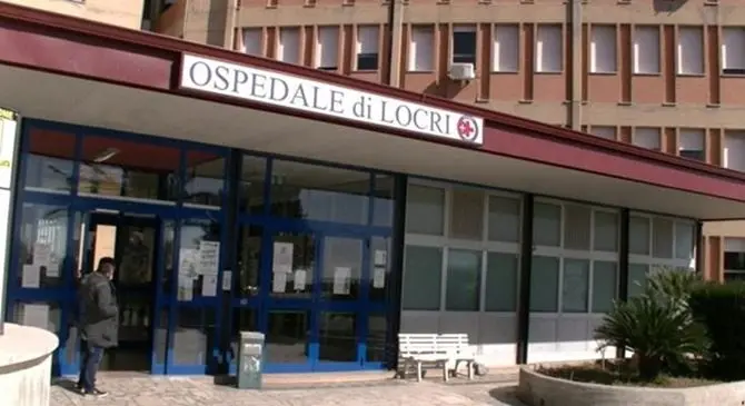 Ospedale di Locri, medico del Pronto Soccorso aggredito con un pugno alla testa