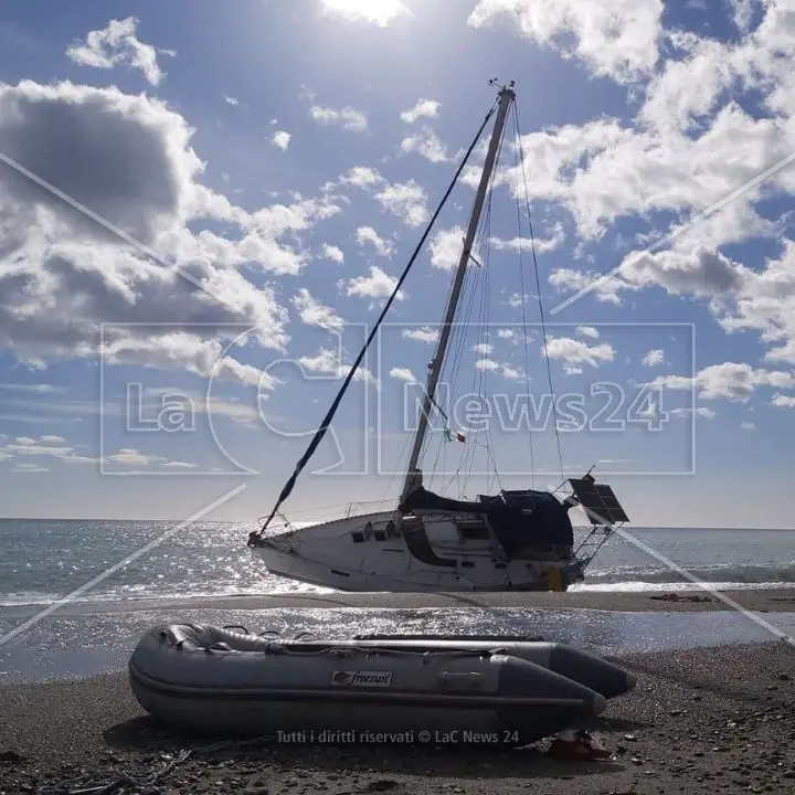 Disperati su barche da sogno: velieri di lusso rubati e usati sulla rotta verso la costa jonica della Calabria