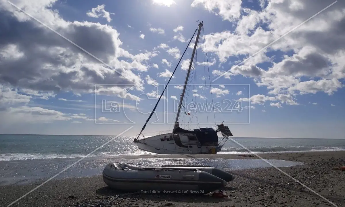 Disperati su barche da sogno: velieri di lusso rubati e usati sulla rotta verso la costa jonica della Calabria