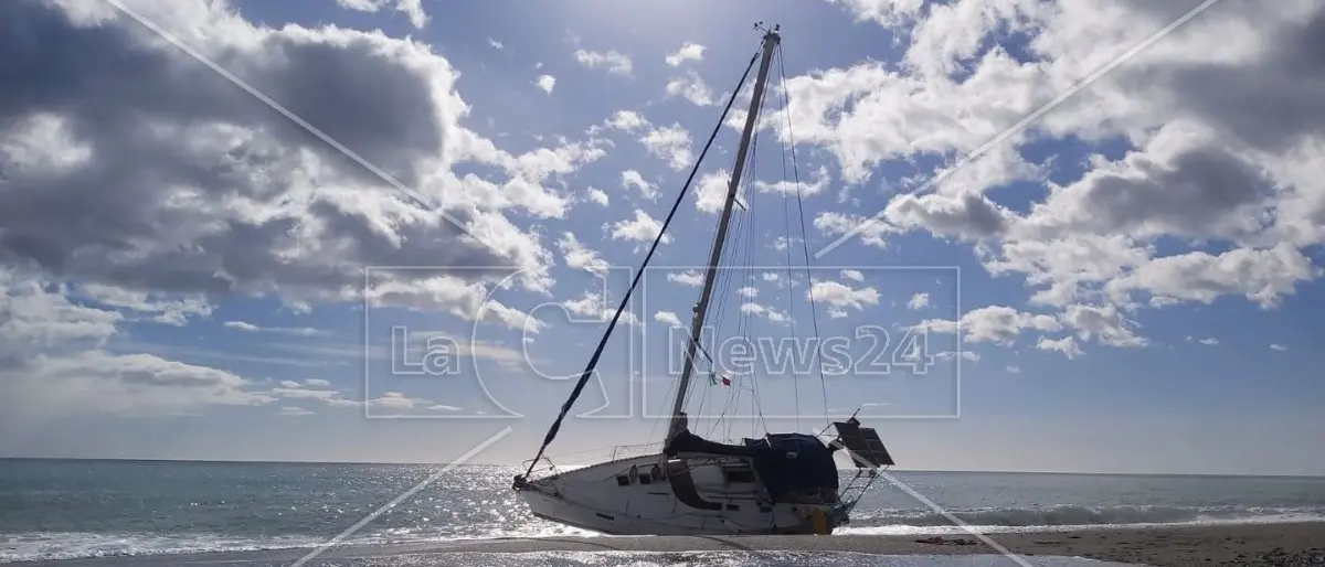 Disperati su barche da sogno: velieri di lusso rubati e usati sulla rotta verso la costa jonica della Calabria