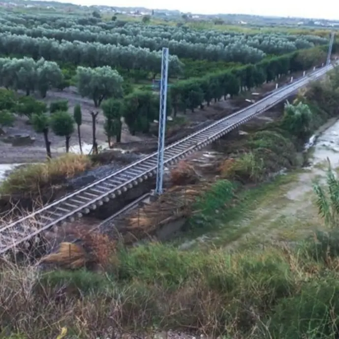 Danni lungo la linea ferroviaria: nel Catanzarese tratta resta sospesa nel vuoto