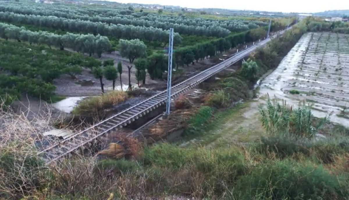 Danni lungo la linea ferroviaria: nel Catanzarese tratta resta sospesa nel vuoto