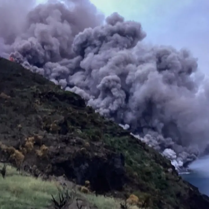 Stromboli, proseguono le eruzioni: la lava raggiunge la costa e il mare