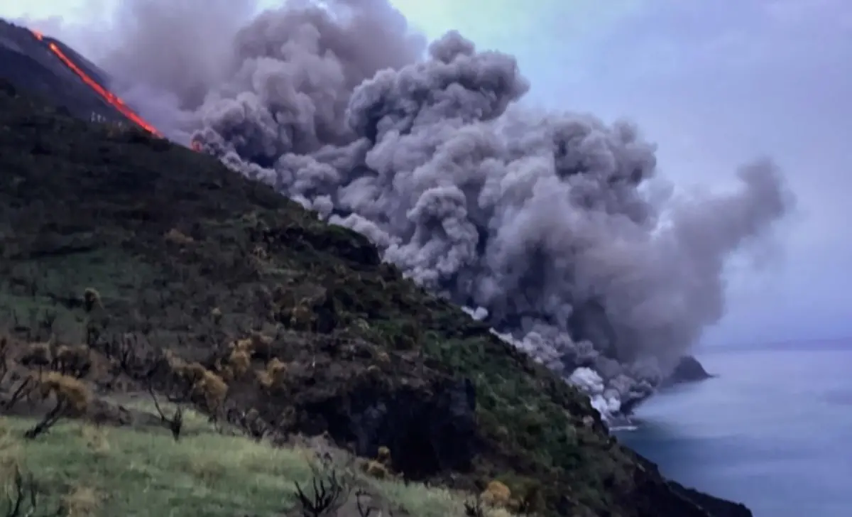 Stromboli, proseguono le eruzioni: la lava raggiunge la costa e il mare