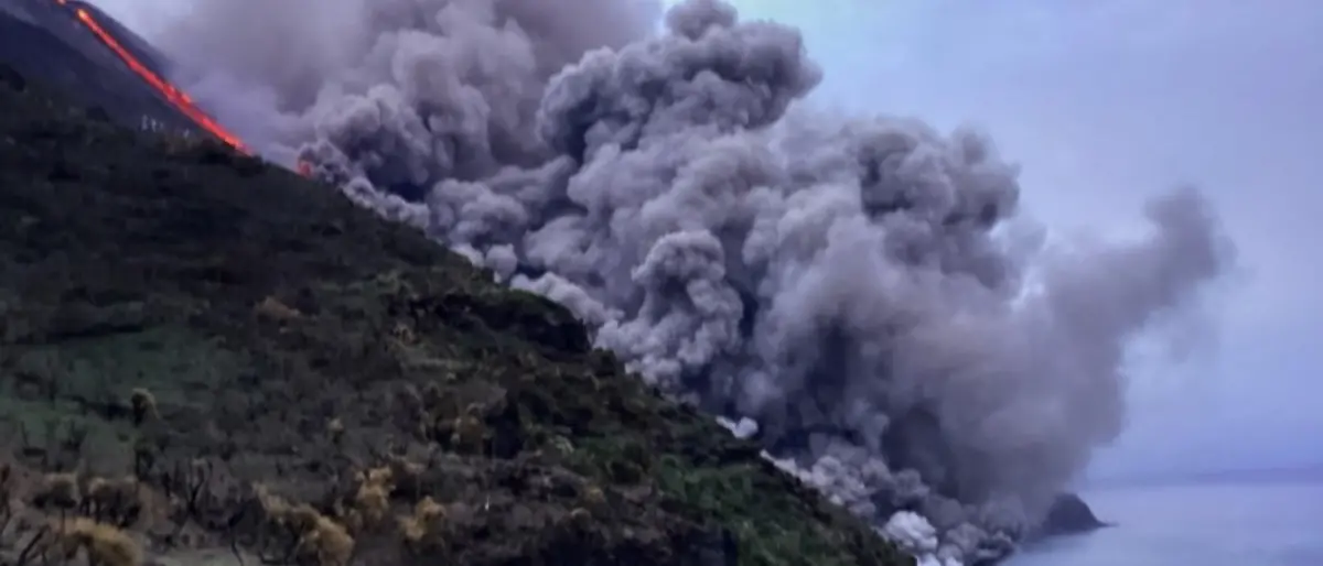 Stromboli, proseguono le eruzioni: la lava raggiunge la costa e il mare