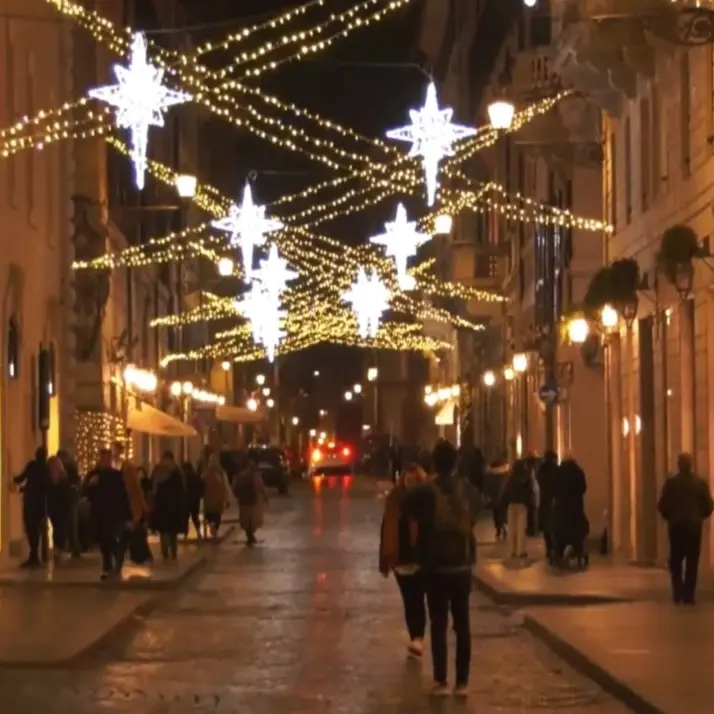Il Tridente si illumina: il Natale romano comincia da Via dei Condotti