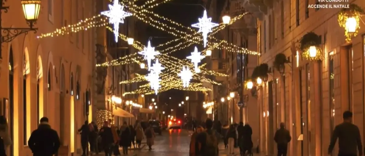 Il Tridente si illumina: il Natale romano comincia da Via dei Condotti